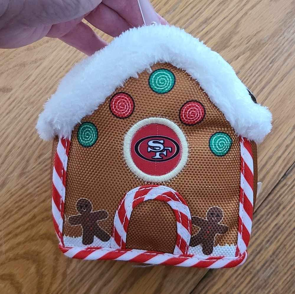 👀50% OFF - NWT‼️ Adorable NFL 49'ers "Gingerbread House" Dog Toy
